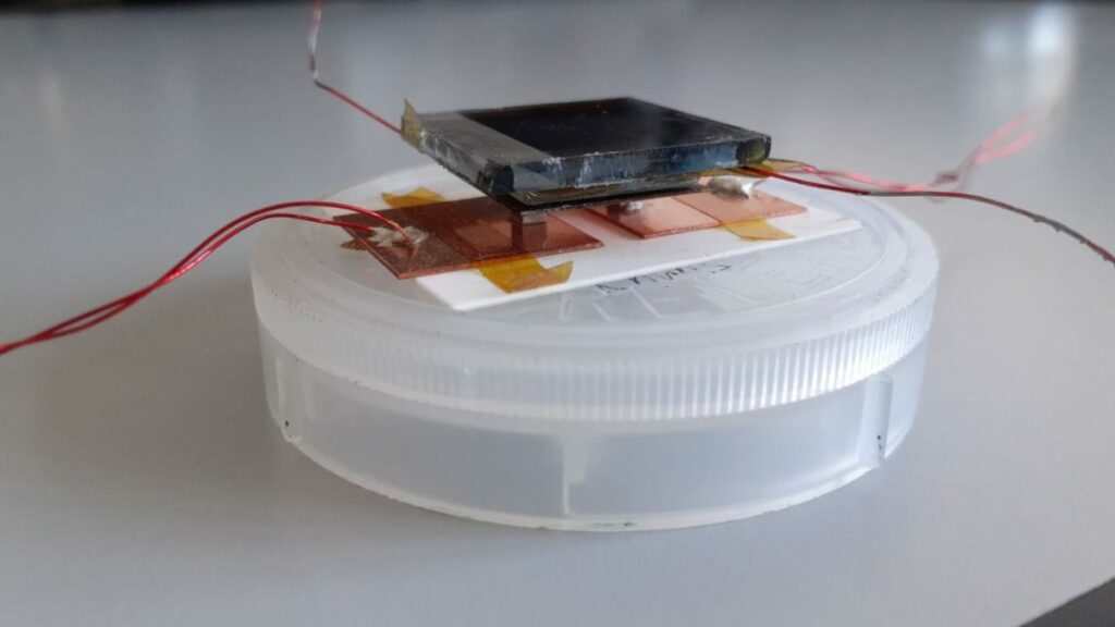 Recovering waste heat from solar cells via a thermoelectric generator