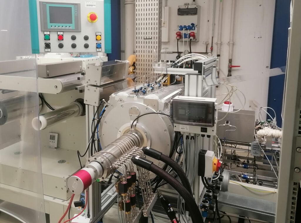 Roll-to-roll atomic layer deposition (ALD)